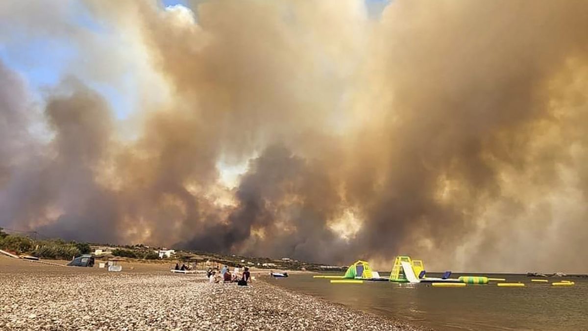 Fotky: Oheň na Rhodosu spálil i pláže. Dým se táhne desítky kilometrů